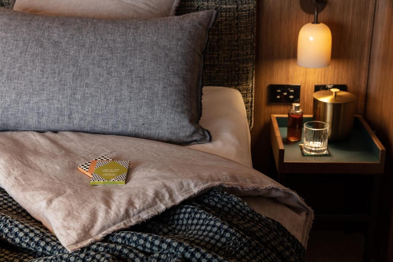 Next Hotel Melbourne, Curio Collection By Hilton Εξωτερικό φωτογραφία A bed with a duvet