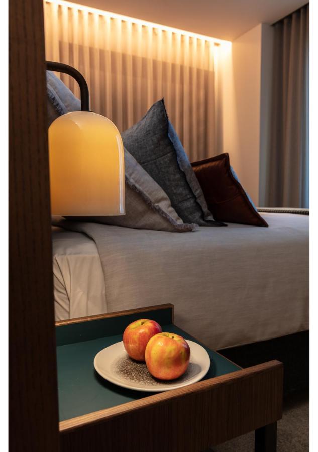 Next Hotel Melbourne, Curio Collection By Hilton Εξωτερικό φωτογραφία A bed with a pillow