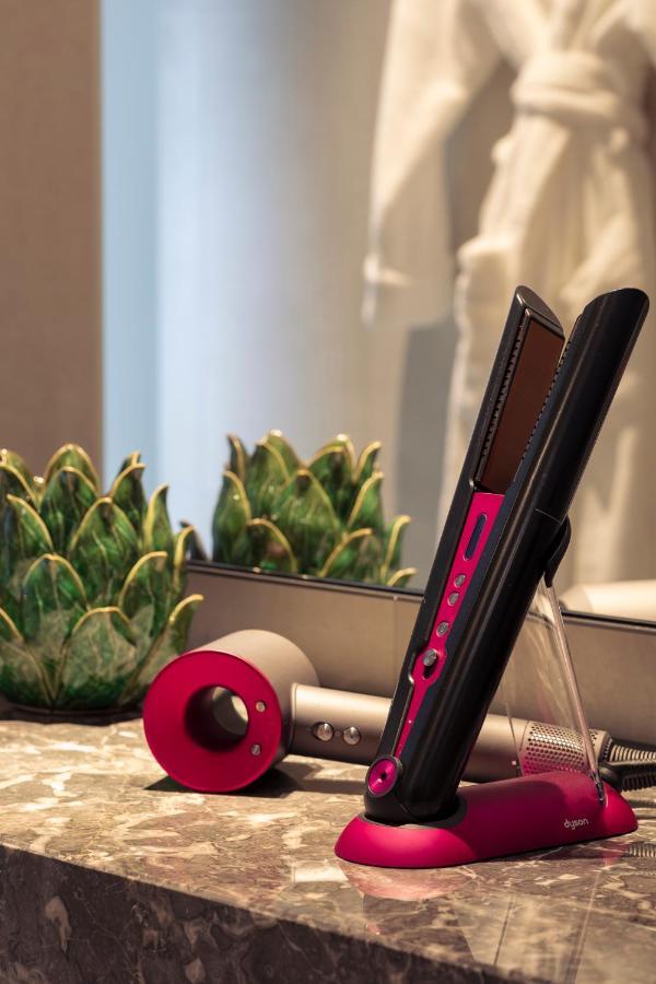 Next Hotel Melbourne, Curio Collection By Hilton Εξωτερικό φωτογραφία A hair iron